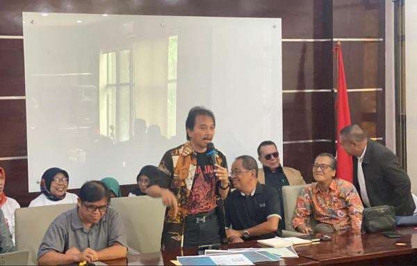 Kantongi 5 Ijazah Alumni UGM 1985, Roy Suryo Singgung Perbedaan Mencolok dengan Ijazah Jokowi Kantongi 5 Ijazah Alumni UGM 1985, Roy Suryo Singgung Perbedaan Mencolok dengan Ijazah Jokowi