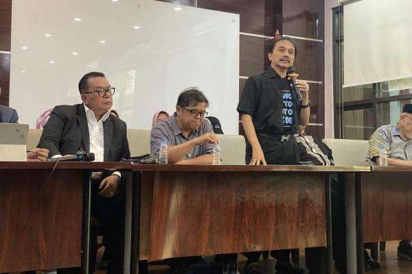 Roy Suryo Ngaku Diteror Prof P saat Investigasi Ijazah Jokowi di Pasar Pramuka Roy Suryo Ngaku Diteror Prof P saat Investigasi Ijazah Jokowi di Pasar Pramuka