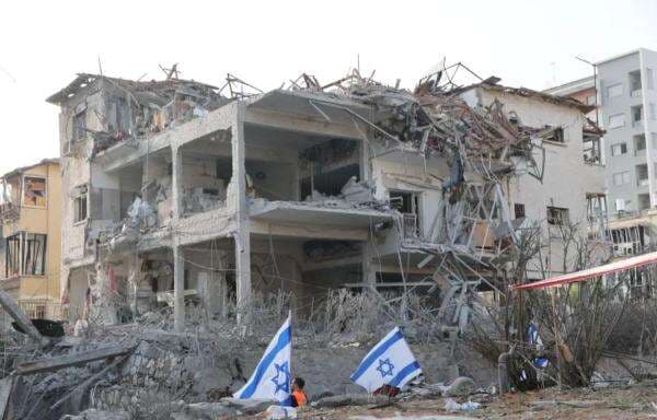 Rudal Iran Kembali Bombardir Israel, 4 Orang Tewas Rudal Iran Kembali Bombardir Israel, 4 Orang Tewas