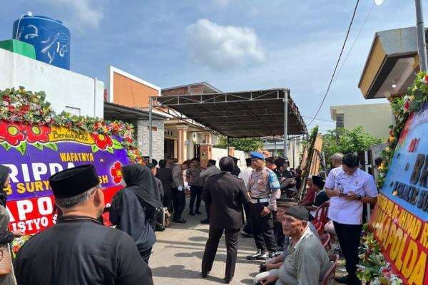 Rumah Duka Bripda Ghalib Ramai Dikunjungi Pelayat dan Dibanjir Karangan Bunga Rumah Duka Bripda Ghalib Ramai Dikunjungi Pelayat dan Dibanjir Karangan Bunga