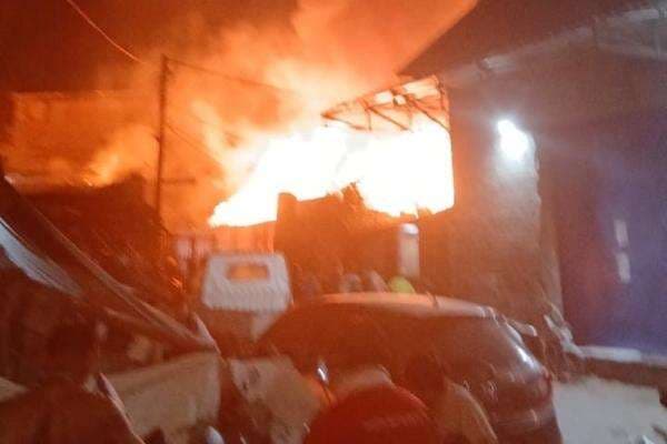Rumah Padat Penduduk di Duri Kosambi Kebakaran, 18 Unit Damkar Dikerahkan Rumah Padat Penduduk di Duri Kosambi Kebakaran, 18 Unit Damkar Dikerahkan