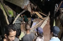 Rumah Warga di Bogor Roboh Terseret Longsor, Satu Orang Luka-luka Tertimpa Bangunan