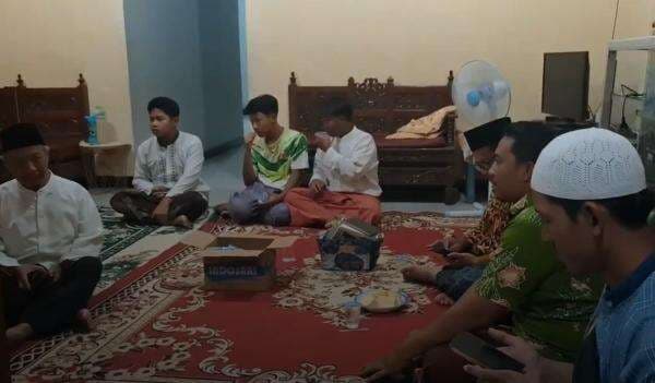 Suasana Duka Menyelimuti Rumah Almarhum Marsma Fajar Adriyanto di Probolinggo Suasana Duka Menyelimuti Rumah Almarhum Marsma Fajar Adriyanto di Probolinggo