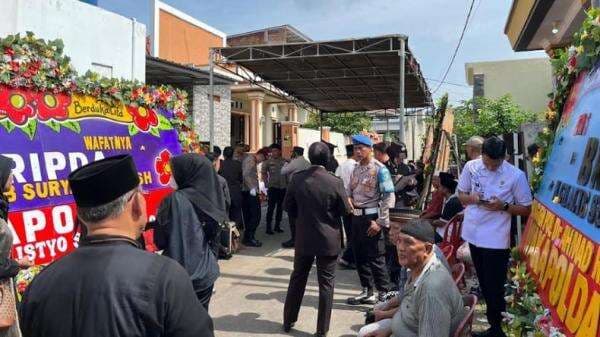 Suasana Rumah Duka Bripda Ghalib Tewas Ditembak saat Gerebek Sabung Ayam di Lampung Suasana Rumah Duka Bripda Ghalib Tewas Ditembak saat Gerebek Sabung Ayam di Lampung