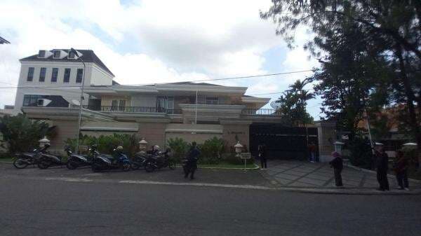 Rumah Mewah Iwan Lukminto di Solo Terpantau Sepi Aktivitas Usai Ditangkap Kejagung Rumah Mewah Iwan Lukminto di Solo Terpantau Sepi Aktivitas Usai Ditangkap Kejagung