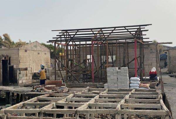 Korban Kebakaran Penjaringan Mulai Bangun Rumah Kembali, Kerangka Kayu Didirikan Korban Kebakaran Penjaringan Mulai Bangun Rumah Kembali, Kerangka Kayu Didirikan