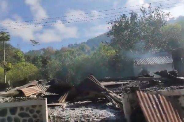 Kawasan Ijen Mencekam, Warga Sandera 3 Anggota TNI dan Bakar 2 Rumah Pegawai PTPN Kawasan Ijen Mencekam, Warga Sandera 3 Anggota TNI dan Bakar 2 Rumah Pegawai PTPN