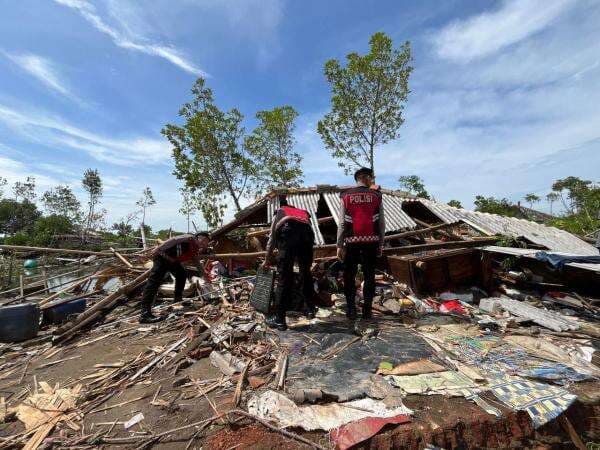Puting Beliung Terjang Pasekan Indramayu, Puluhan Rumah Rusak Parah Puting Beliung Terjang Pasekan Indramayu, Puluhan Rumah Rusak Parah