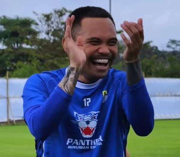 Jawaban Berkelas Saddil Ramdani Disandingkan dengan Ciro Alves Usai Gabung Persib Bandung Jawaban Berkelas Saddil Ramdani Disandingkan dengan Ciro Alves Usai Gabung Persib Bandung