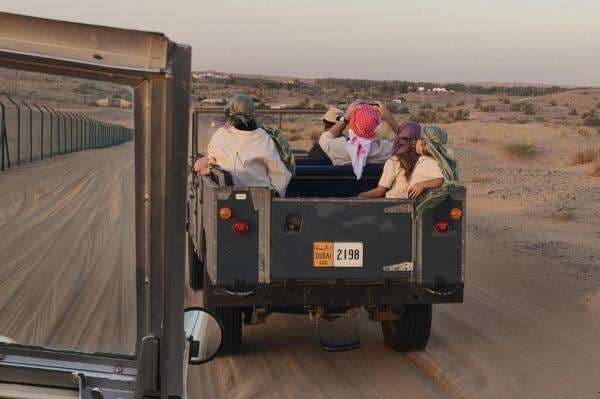 Safari Gurun Dubai Mewah: Naik Land Rover Vintage, Unta, hingga Makan Malam di Tenda Bedouin Safari Gurun Dubai Mewah: Naik Land Rover Vintage, Unta, hingga Makan Malam di Tenda Bedouin