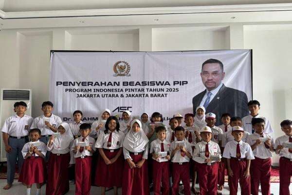 Sahroni Salurkan Program Indonesia Pintar di Jakut dan Jakbar Sahroni Salurkan Program Indonesia Pintar di Jakut dan Jakbar