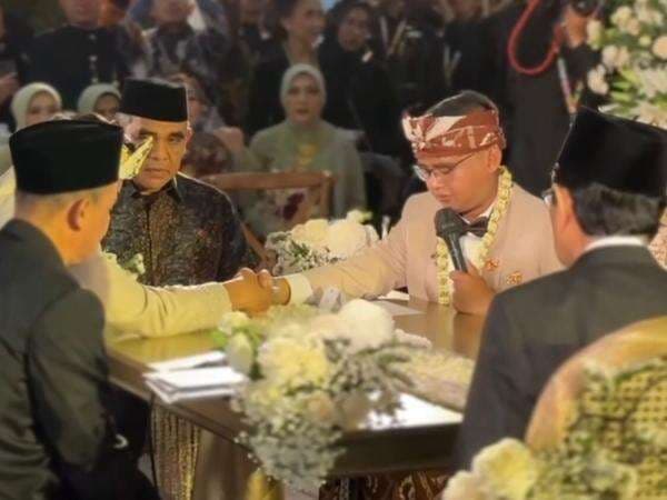 Ketua MPR dan Menteri Agama Jadi Saksi Nikah Anak Dedi Mulyadi dengan Wakil Bupati Garut Ketua MPR dan Menteri Agama Jadi Saksi Nikah Anak Dedi Mulyadi dengan Wakil Bupati Garut