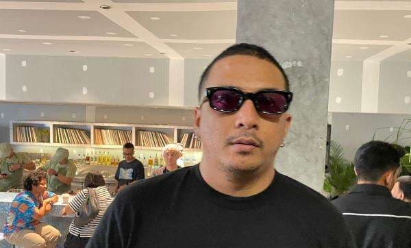 Sal Priadi Full Senyum Terima Royalti Rp114 Juta dari WAMI Sal Priadi Full Senyum Terima Royalti Rp114 Juta dari WAMI