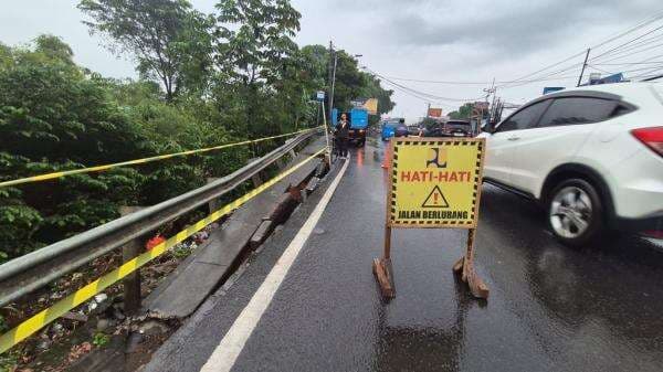 Jalan Raya Bogor arah Jakarta Ambles usai Diguyur Hujan Deras Jalan Raya Bogor arah Jakarta Ambles usai Diguyur Hujan Deras