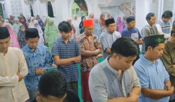 Salat Tarawih Terlama di Cirebon, Berlangsung 3 Jam dengan 4 Imam Bergantian