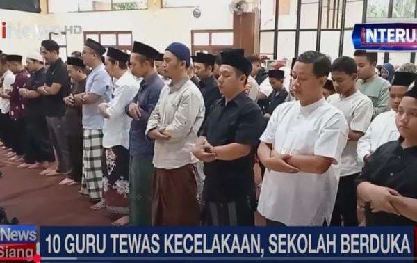 Wali Murid Salat Gaib Doakan 10 Guru SDIT Korban Kecelakaan di Purworejo Wali Murid Salat Gaib Doakan 10 Guru SDIT Korban Kecelakaan di Purworejo