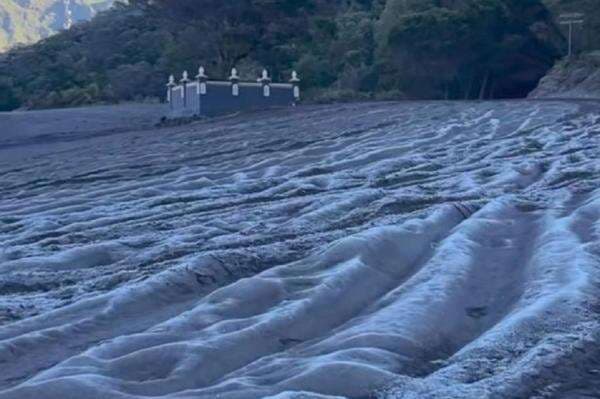 Gunung Bromo Diselimuti Embun Upas bak Salju, Suhu Udara sampai 5°C Gunung Bromo Diselimuti Embun Upas bak Salju, Suhu Udara sampai 5°C