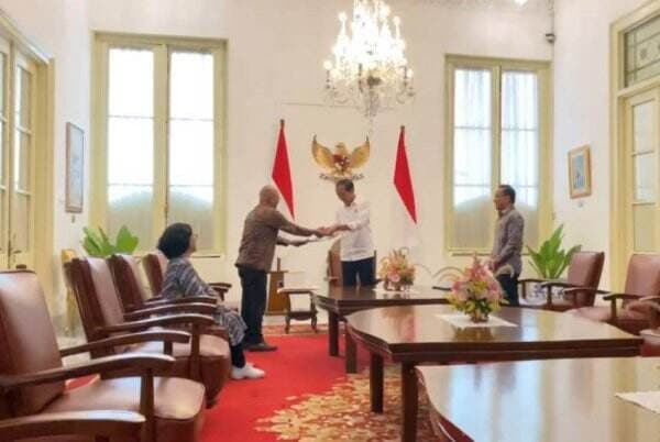 Sambangi Istana, Ketua KPPS TPS 10 Gambir Beri Undangan Pencoblosan ke Jokowi
