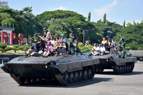 Sambangi Sarang Petarung di Bhumi Marinir Karangpilang, Masyarakat Jajal Kendaraan Tempur Sambangi Sarang Petarung di Bhumi Marinir Karangpilang, Masyarakat Jajal Kendaraan Tempur