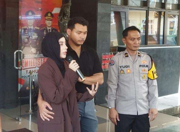 Sambil Menangis, Selebgram Aghnia Ungkap Watak <i>Baby Sitter</i> Penganiaya Anaknya Sambil Menangis, Selebgram Aghnia Ungkap Watak <i>Baby Sitter</i> Penganiaya Anaknya