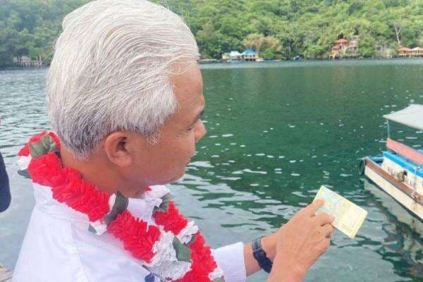 Sambil Pegang Uang Rp1.000 Gambar Gunung Api Banda, Ganjar: Sekarang di Depan Saya Persis Sambil Pegang Uang Rp1.000 Gambar Gunung Api Banda, Ganjar: Sekarang di Depan Saya Persis