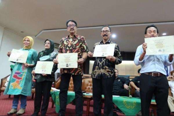 Profil Saminudin Betou, Teman Kuliah Sekaligus Pemilik Foto Wisuda Jokowi Profil Saminudin Betou, Teman Kuliah Sekaligus Pemilik Foto Wisuda Jokowi