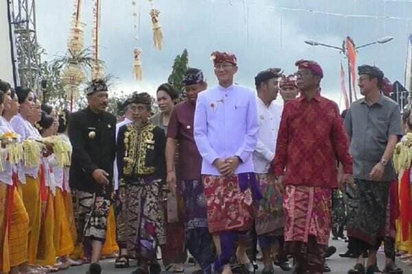 Sandiaga Uno Buat Keris Bali saat Buka Festival Semarapura di Klungkung