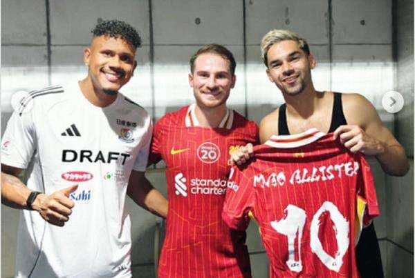 Bintang Liverpool Alexis Mac Allister Cari Pemain Timnas Indonesia Sandy Walsh, Berujung Tukar Jersey! Bintang Liverpool Alexis Mac Allister Cari Pemain Timnas Indonesia Sandy Walsh, Berujung Tukar Jersey!