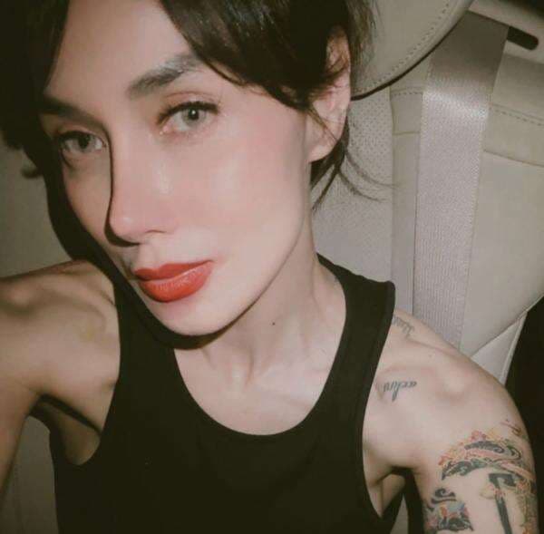 Potret <i>Selfie</i> Sara Wijayanto, Tampil Garang dengan Tato Wayang di Lengan Potret <i>Selfie</i> Sara Wijayanto, Tampil Garang dengan Tato Wayang di Lengan