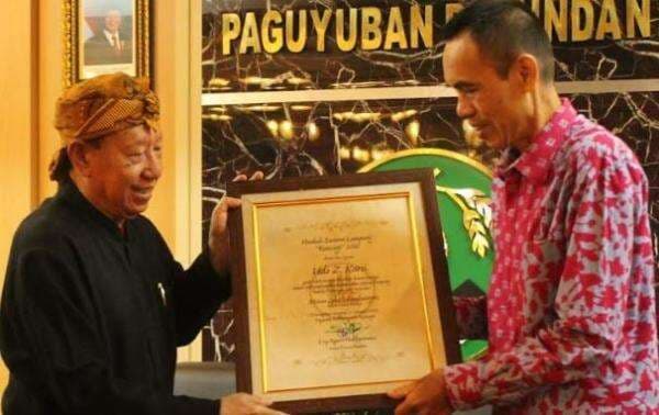 Sastrawan Lampung Udo Z Karzi Raih Anugerah Sastra Rancage 2025 Sastrawan Lampung Udo Z Karzi Raih Anugerah Sastra Rancage 2025