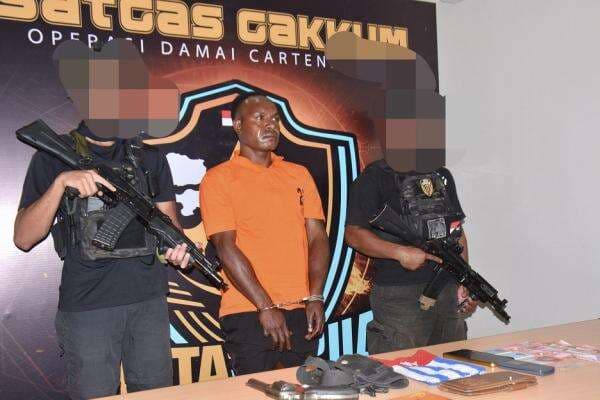 Satgas Damai Cartenz Tangkap DPO Yekis Wanimbo, Donatur KKB Beli Senjata Api Satgas Damai Cartenz Tangkap DPO Yekis Wanimbo, Donatur KKB Beli Senjata Api