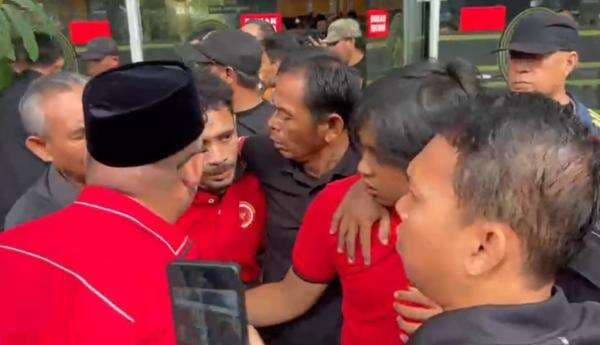 Sidang Hasto Sempat Diwarnai Kericuhan, Sejumlah Orang Diduga Penyusup Diamankan Sidang Hasto Sempat Diwarnai Kericuhan, Sejumlah Orang Diduga Penyusup Diamankan