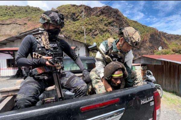 Satgas Damai Cartenz Tangkap KKB yang Bunuh Polisi di Puncak Jaya Satgas Damai Cartenz Tangkap KKB yang Bunuh Polisi di Puncak Jaya