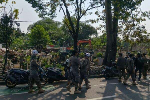Rawan Ledakan, Satpol PP Depok Bongkar Bangunan Liar di Jalur Pipa Gas Juanda Rawan Ledakan, Satpol PP Depok Bongkar Bangunan Liar di Jalur Pipa Gas Juanda