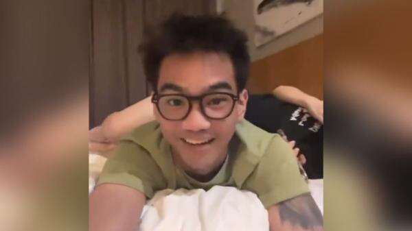 Satria Mahathir Pamer <i>Ngamar</i> Bareng Dua Wanita, Netizen: Perasaan Baru Diruqyah Satria Mahathir Pamer <i>Ngamar</i> Bareng Dua Wanita, Netizen: Perasaan Baru Diruqyah