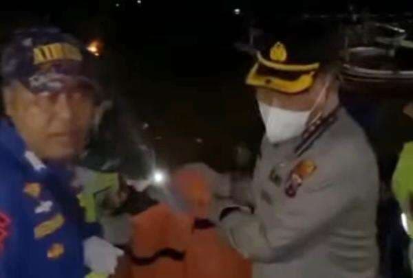 Satu Lagi Jenazah Korban KMP Tunu Pratama Jaya Ditemukan, Evakuasi Berjalan Dramatis Satu Lagi Jenazah Korban KMP Tunu Pratama Jaya Ditemukan, Evakuasi Berjalan Dramatis