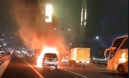  Satu Unit Mobil Terbakar di Jalan Rasuna Said, Petugas Damkar Gerak Cepat   