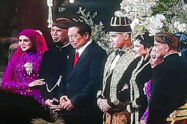 SBY Hadiri Ngunduh Mantu Al Ghazali dan Alyssa Daguise, Naik Pelaminan Beri Ucapan Selamat SBY Hadiri Ngunduh Mantu Al Ghazali dan Alyssa Daguise, Naik Pelaminan Beri Ucapan Selamat