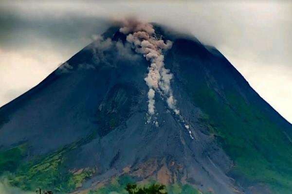 Sejak Minggu, Gunung Merapi Luncurkan Wedus Gembel ke Kali Bebeng Sejak Minggu, Gunung Merapi Luncurkan Wedus Gembel ke Kali Bebeng