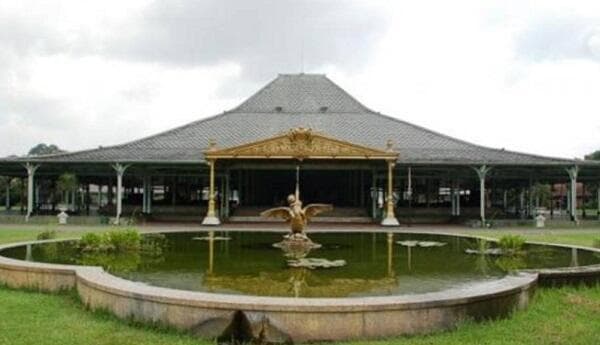 15 Tempat Wisata dekat Stasiun Solo yang Asyik Dikunjungi di Musim Liburan! 15 Tempat Wisata dekat Stasiun Solo yang Asyik Dikunjungi di Musim Liburan!