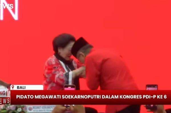 Hasto Hadiri Kongres PDIP di Bali usai Bebas dari Penjara, Cium Tangan Megawati Hasto Hadiri Kongres PDIP di Bali usai Bebas dari Penjara, Cium Tangan Megawati