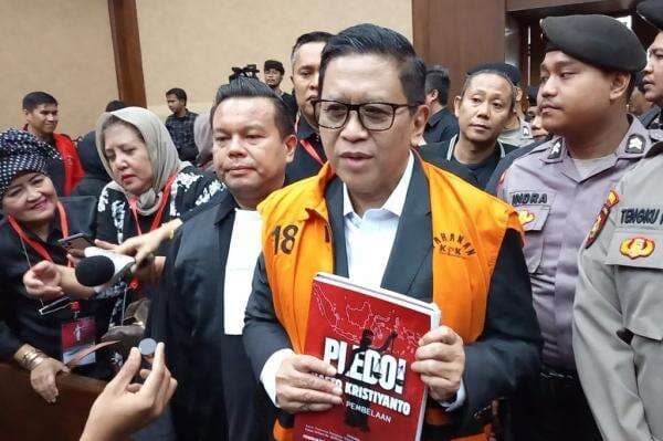 Hasto Tiba di Pengadilan Tipikor, Pamer Buku Pleidoi Hasil Tulisan Sendiri Hasto Tiba di Pengadilan Tipikor, Pamer Buku Pleidoi Hasil Tulisan Sendiri
