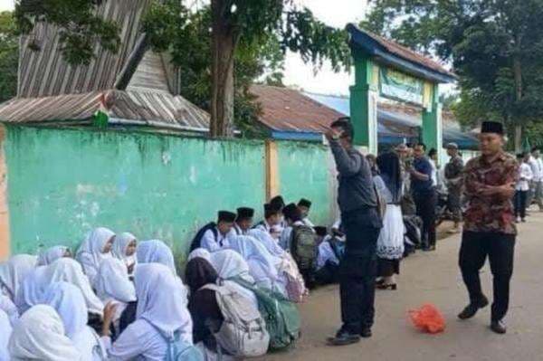 Siswa di Deliserdang Belajar di Luar Sekolah gegara Gerbang Disegel Pemkab, kok Bisa? Siswa di Deliserdang Belajar di Luar Sekolah gegara Gerbang Disegel Pemkab, kok Bisa?