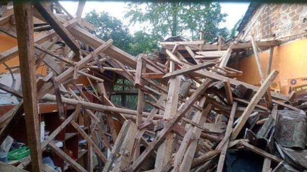 3 Bangunan SDN di Sukabumi Ambruk Usai Diguyur Hujan 4 hari 3 Bangunan SDN di Sukabumi Ambruk Usai Diguyur Hujan 4 hari