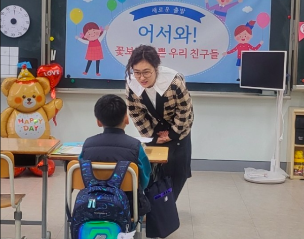 Momen Sekolah di Korsel Ini Tetap Gelar Upacara Penyambutan Meski Hanya Terima Satu Murid Baru Momen Sekolah di Korsel Ini Tetap Gelar Upacara Penyambutan Meski Hanya Terima Satu Murid Baru