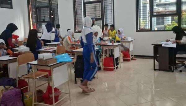 Hari Pertama Sekolah Rakyat di Malang, Siswa Ikuti MPLS Pakai Sandal Hari Pertama Sekolah Rakyat di Malang, Siswa Ikuti MPLS Pakai Sandal