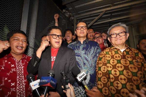 Hasto: PDIP Dukung Sepenuhnya Program Prabowo yang Pro Wong Cilik Hasto: PDIP Dukung Sepenuhnya Program Prabowo yang Pro Wong Cilik