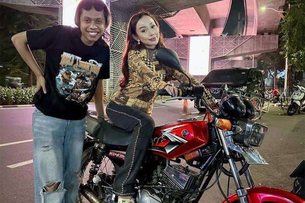 Selebgram Putri Permata Menang Lelang Amal Motor Milik Content Creator Bang Baud Rp300 Juta Selebgram Putri Permata Menang Lelang Amal Motor Milik Content Creator Bang Baud Rp300 Juta