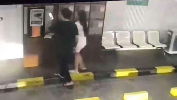 Kronologi Istri Lindas dan Seret Suami saat Dipergoki Jemput Selingkuhan di Jaktim Kronologi Istri Lindas dan Seret Suami saat Dipergoki Jemput Selingkuhan di Jaktim