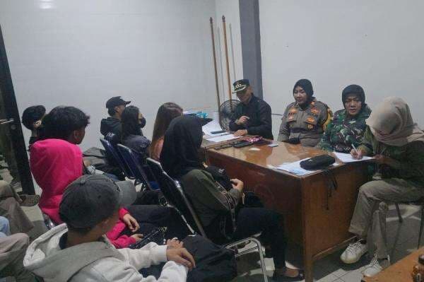 Mau Check In ke Hotel, 9 Pasangan Muda-Mudi di Bogor Kena Razia Aparat Mau Check In ke Hotel, 9 Pasangan Muda-Mudi di Bogor Kena Razia Aparat
